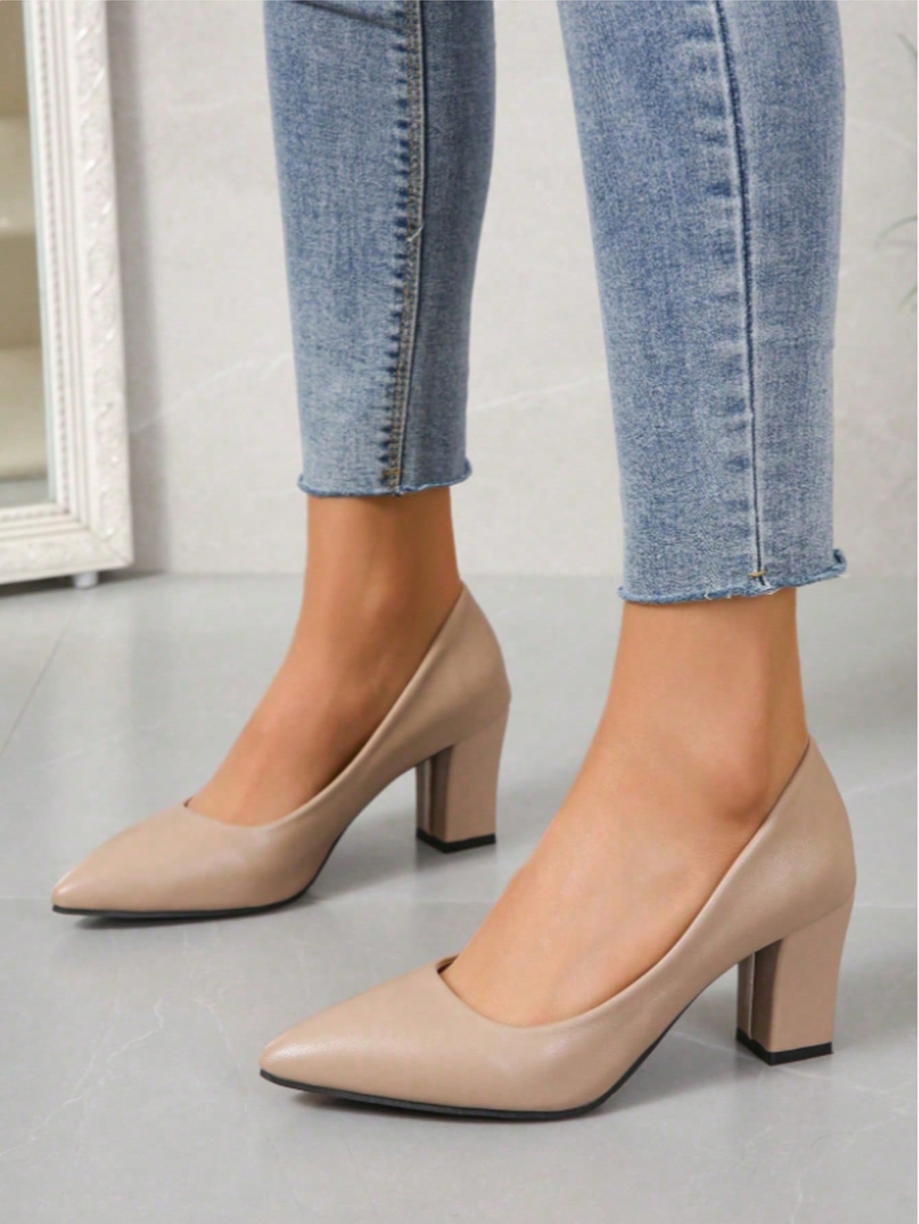 Court Heel Pointed - 女性用、エレガントでセクシーなポインテッドトゥのスティレットヒールパンプス。無地のスリッポンタイプで、ドレスシューズとして最適。結婚式、プロム、パーティー、夜のデート、オフィスでのビジネスシーンなど、フォーマルな場からセミフォーマルな場まで幅広く使える、クラシックなデザインのヒールシューズ。