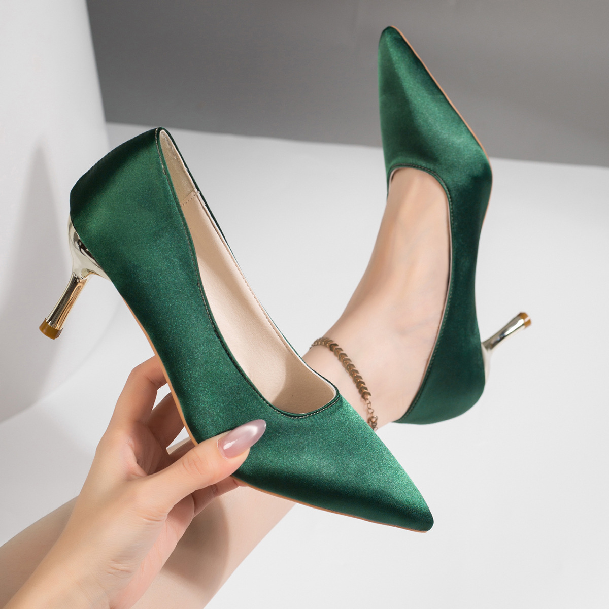 Court Heel Pointed - レディース グリーン サテン パンプス ポインテッドトゥ メタル