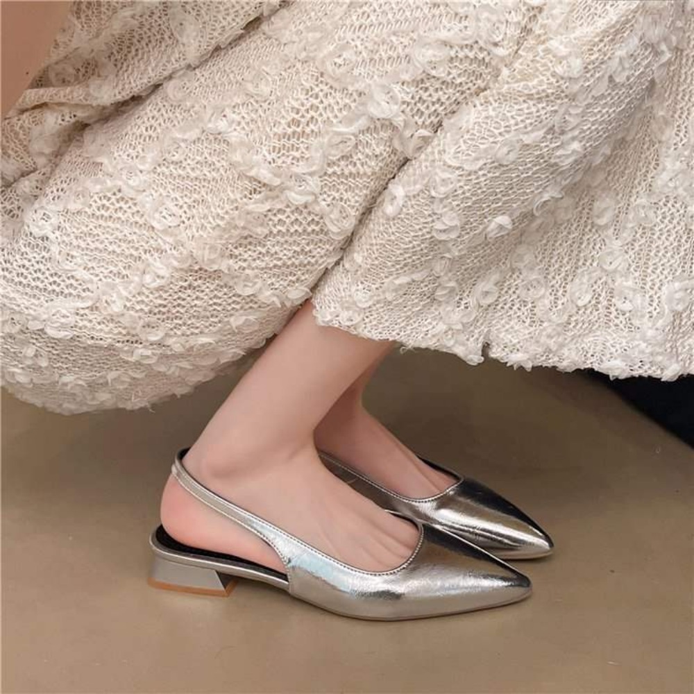 夏の新作ファッション、アウトドアにも使える万能なポインテッド - Mule Slip On のレビューと価格