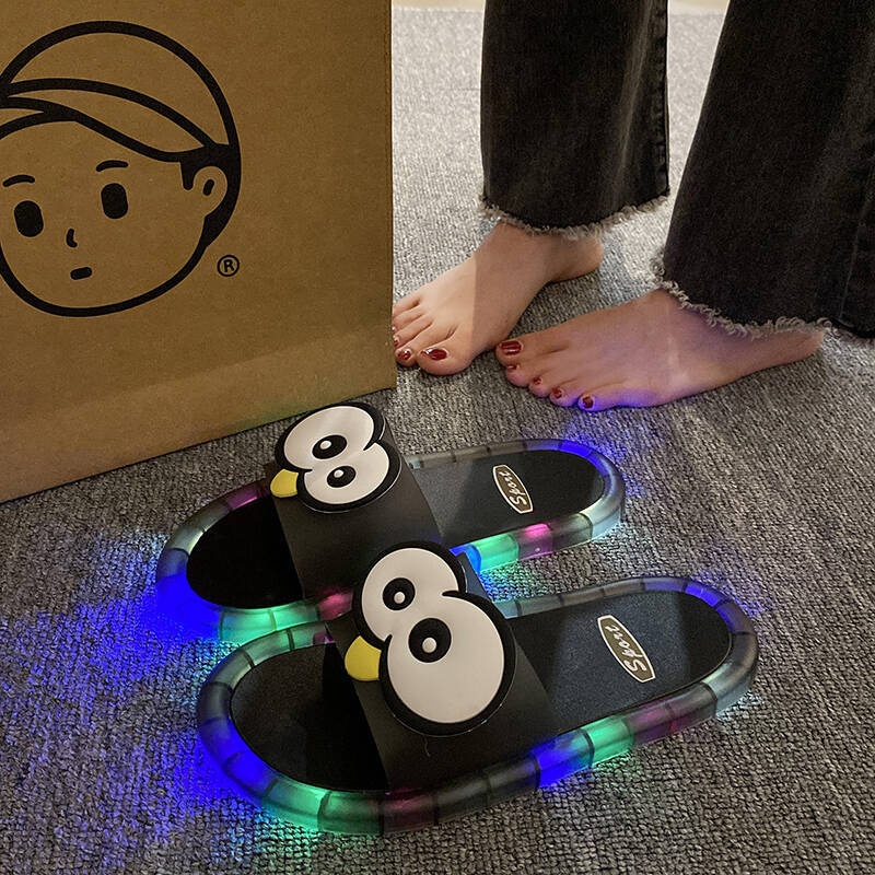 面白い大きな目が光るスライドスリッパ、夏のファッショナブルな - Mule Slip On のレビューと価格